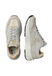 Scarpe sportive in suede grigio chiaro con un accento crema, tomaia testurizzata, lacci grigi, soletta maculata e suola in gomma nera.