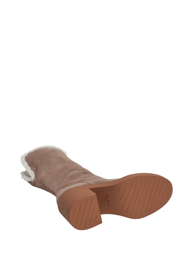 Brauner Wildlederstiefel mit einer weichen, weißen Fleece-Fütterung an der Oberseite. Verfügt über eine strukturierte Gummisohle und ein rundes Zehen-design.