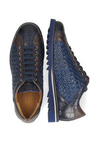 Sneaker blu e marroni con un corpo testurizzato, dettagli in pelle liscia e una suola in gomma a zigzag. Presentano lacci tondi e un dettaglio del logo.