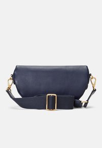 Mala de ombro em couro azul-marinho com forma arredondada, detalhes em dourado e uma alça de tecido com um detalhe de fivela retangular.