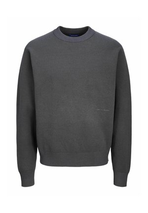 Pull gris foncé en tricot texturé, avec un col rond côtelé et des poignets, arborant un détail logo discret sur le devant.
