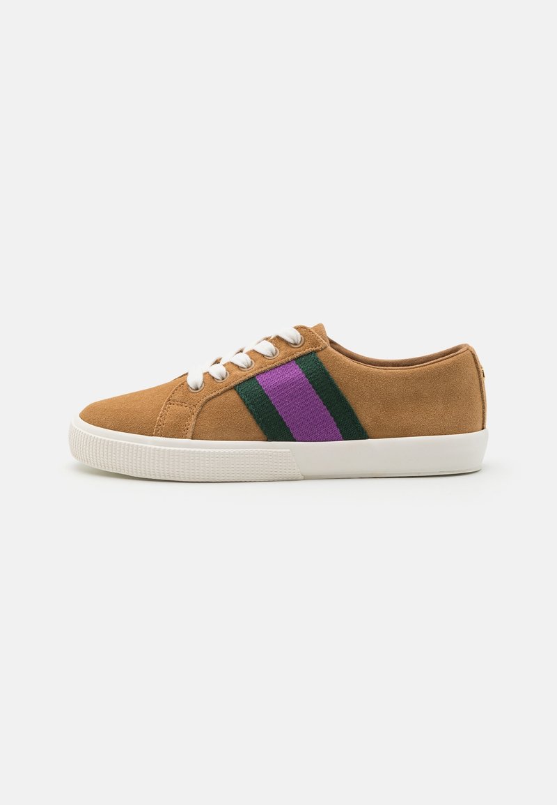 Baskets en daim marron avec lacets blancs, semelle en caoutchouc blanche, et bandes vertes et violettes sur le côté, vues de l'extérieur.