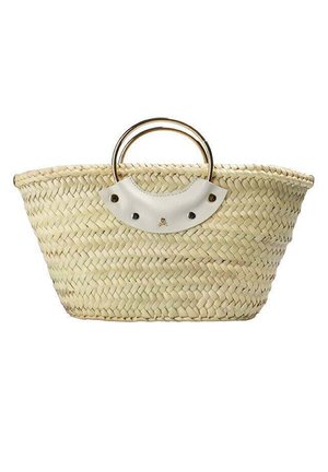 Bolso tote de paja tejida con asas metálicas redondas doradas y parche de cuero blanco asegurado con cuatro remaches en el centro frontal.