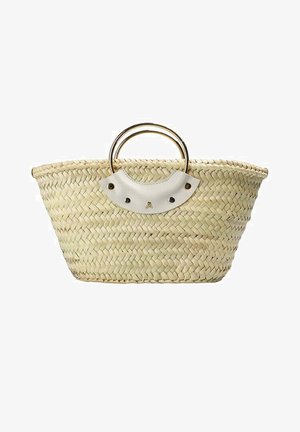 Sac cabas en paille tressée avec des poignées rondes en métal doré et un patch en cuir blanc fixé par quatre rivets au centre devant.