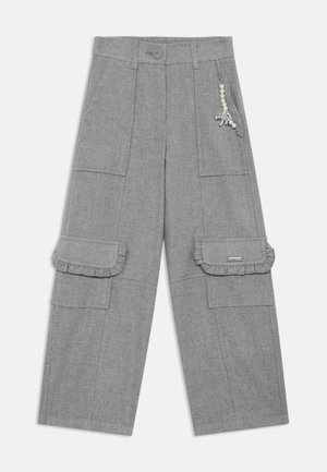 Calças cargo largas cinzentas feitas de tecido texturizado. Apresentam abas de bolsos com babados e um adornamento decorativo em contas na frente.