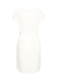 Robe blanche à mi-mollet avec des manches courtes et une ceinture assortie nouée à la taille, vue de dos sur un fond uni.