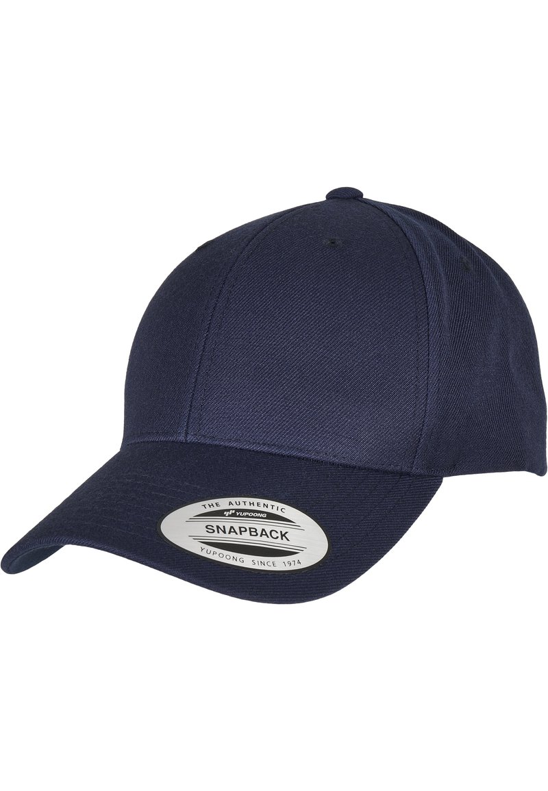 Mørkeblå snapback-cap laget av teksturert stoff, med en buet skygge og en fremtredende sølvlogo på forsiden.