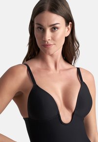 Bañador entero negro con escote en V profundo, tirantes finos, diseño sin costuras y tejido suave.