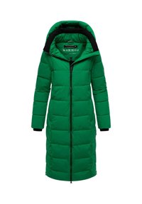 Abrigo acolchado verde con un diseño largo, que presenta capucha, cierre de cremallera y acentos en negro contrastantes. Fabricado con tejido acolchado para brindar calidez.