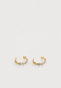 Σκουλαρίκια κρίκοι σε χρυσό τόνο διακοσμημένα με πολύχρωμα λουλουδάτα σχέδια που περιλαμβάνουν μπλε, ροζ και κίτρινες πέτρες. Λεπτομέρειες με υφή στην επιφάνεια.