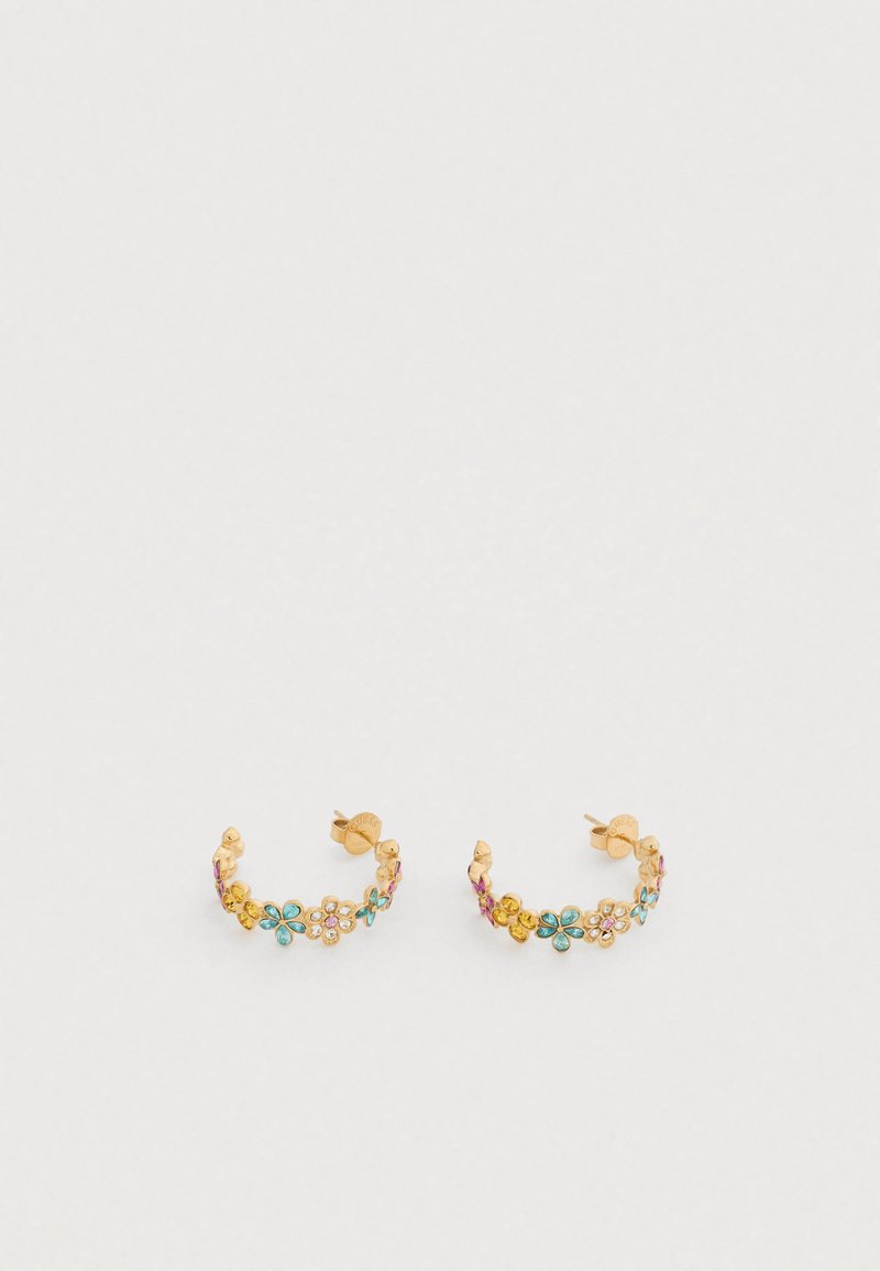 Σκουλαρίκια κρίκοι σε χρυσό τόνο διακοσμημένα με πολύχρωμα λουλουδάτα σχέδια που περιλαμβάνουν μπλε, ροζ και κίτρινες πέτρες. Λεπτομέρειες με υφή στη ν επιφάνεια.