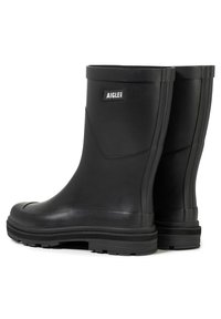 Bottes de pluie noires en caoutchouc avec une texture lisse, un bout arrondi et une semelle plate noire. Comprend une étiquette de logo sur le côté extérieur près du haut.