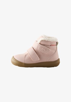 Roze peuterlaars met twee klittenbandsluitingen, nepbont voering, rubberen zool en klein beertjeslogo in reliëf aan de zijkant.