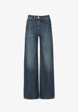 Jeans de pierna ancha hechos de denim azul oscuro. Sus características incluyen un cierre de botón en el frente, trabillas para el cinturón y un diseño de cinco bolsillos con un ligero desvanecimiento.