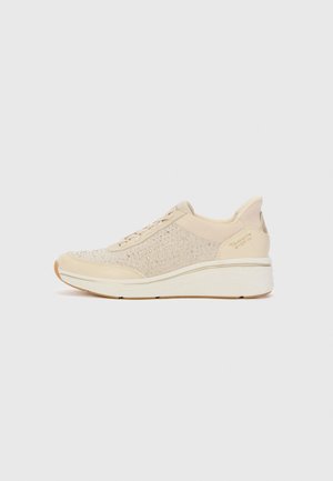 Scarpe sportive beige con una tomaia testurizzata e traspirante e una suola bianca spessa. Presentano una chiusura con lacci e un marchio discreto sul tallone.