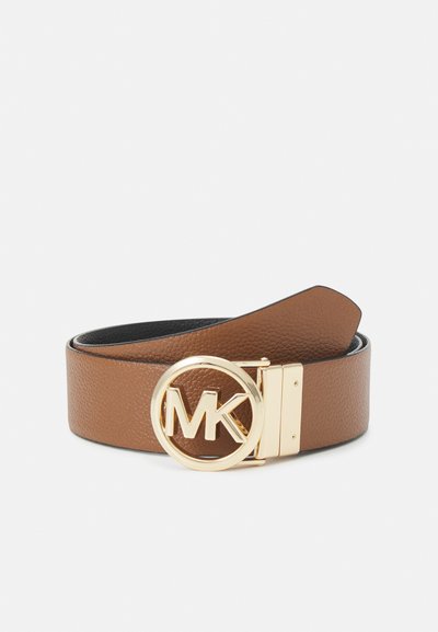 Cinturón de cuero marrón con una hebilla circular dorada con el logotipo "MK" y una textura suave, diseñado con un extremo afilado.