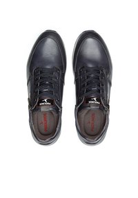 Sneakers in pelle blu scuro con punte tonde, lacci testurizzati e chiusura con zip. L'interno mostra una fodera marrone e dettagli di branding.