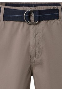 Beige Stoffshorts mit glatter Textur, versehen mit einem marineblauen gewebten Gürtel und einer Metallschnalle, sowie detaillierten Nähten auf der Vorderseite.