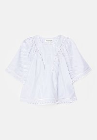 Blouse à manches courtes rayée en blanc et bleu marine, avec un décolleté carré, des bords à volants et une coupe carrée. Tissu léger.