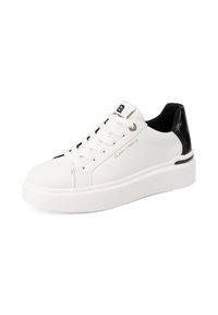 Sneaker bianco in pelle con tallone nero texturizzato, suola bianca piatta e chiusura con lacci. Dettagli del logo in oro di lato.