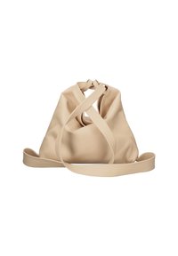 Beige leren tas met een zachte textuur en een uniek crisscross strap ontwerp. Voorzien van een afgeronde opening aan de bovenkant en een verstelbare schouderriem.