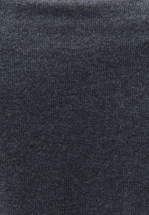 Donkergrijze gebreide stof met een zachte textuur, voorzien van een geribd patroon en een consistente weving door het hele materiaal.