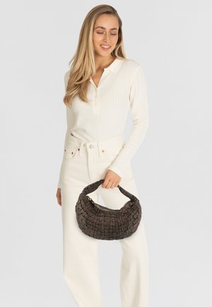 Borsa intrecciata marrone con una forma curvata e una superficie testurizzata. Presenta un manico singolo e una struttura morbida e flessibile.