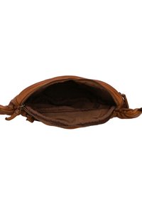 Brun lædertaske med lynlås, der har en blød stofforing og et enkelt rum. Indvendigt er der ingen synlige lommer.