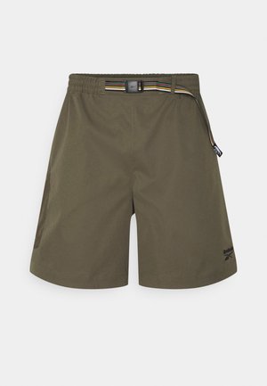 Szorty w kolorze oliwkowym z elastycznym pasem i dołączonym wielokolorowym paskiem w paski, z czarnym logo Reebok na lewej nogawce.