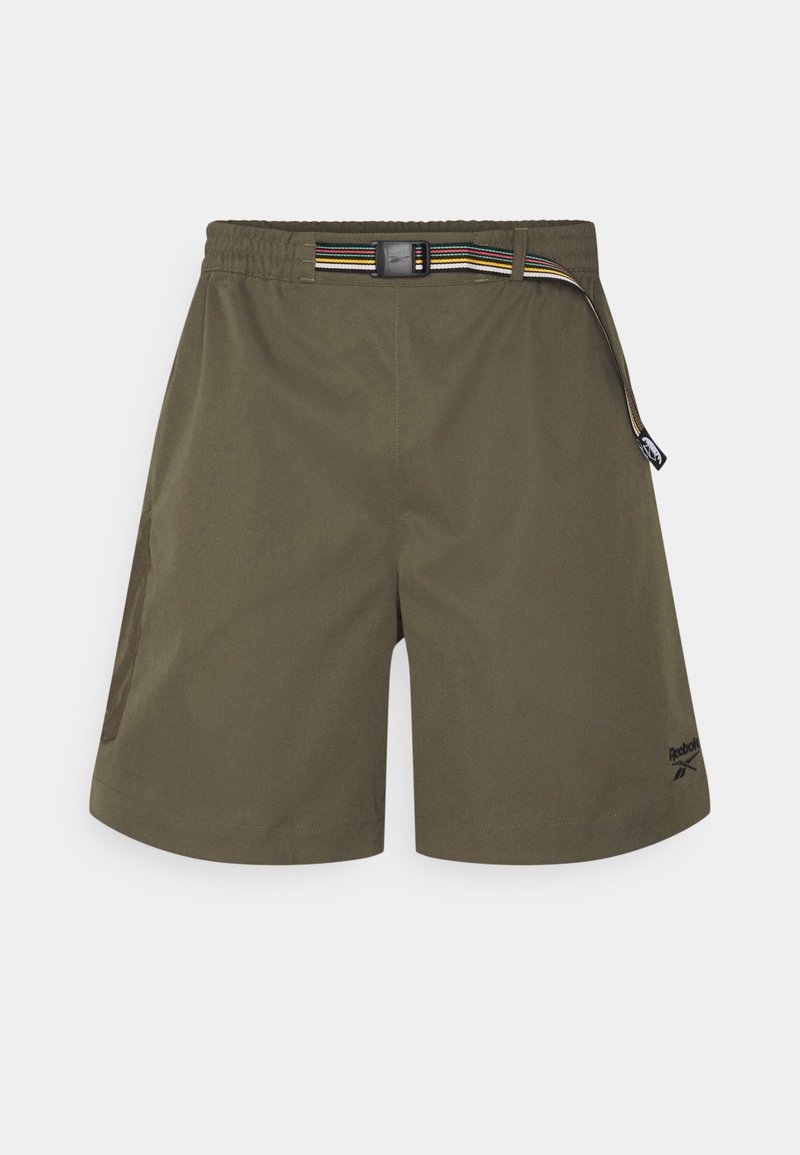 Shorts vert olive avec taille élastique et ceinture rayée multicolore attachée, avec logo Reebok noir sur la jambe gauche.