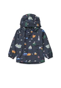 Μπλε ναυτικό αντιανεμικό μπουφάν με πολύχρωμα σχέδια από βάρκες, φάρους και σύννεφα. Κατασκευασμένο από αδιάβροχο υλικό, με ενσωματωμένο καπό και ελαστικά τελειώματα στα μανίκια.