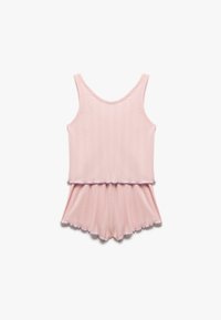 Romper de color rosa claro con diseño de tirantes, bordes ondulados y pantalones cortos acampanados. Tela suave con un acabado texturizado.
