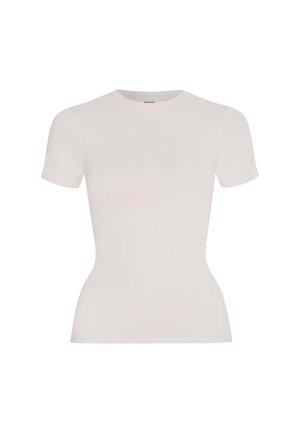 T-shirt à manches courtes, col rond en tissu rose pâle doux. Design ajusté avec une texture lisse et sans motifs ni ornements visibles.