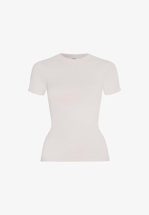 Korte mouwen, ronde hals t-shirt van zacht lichtroze stof. Strak ontwerp met een gladde textuur en geen zichtbare patronen of versieringen.