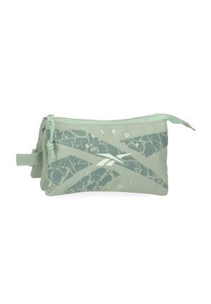 Bolsa de color verde claro de Reebok con cremallera, patrón abstracto texturizado en verde oscuro y logotipo de Reebok en el centro.