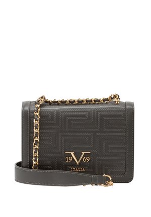 Grijze leren schoudertas met geometrische stiksels, gouden kettingriem en gouden "V 1969 Italia" logo aan de voorkant.