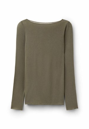 Top de manga larga color verde oliva con escote barco, hecho de tela suave y ligera, mostrado plano sobre un fondo blanco.