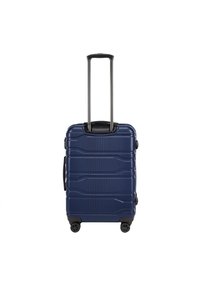 Valigia rigida di colore blu navy, con una finitura testurizzata, manico estensibile, quattro ruote e scanalature sulla superficie per il design.