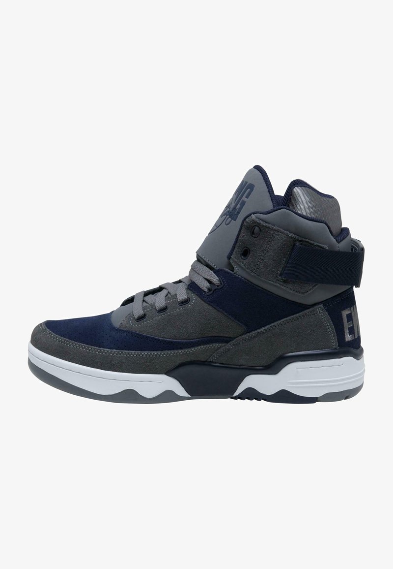 Høye sneakers i marineblå og grå semsket skinn med meshdetaljer, polstret krage, snøring foran og justerbar stropp. Hvit gummi mellomsåle.