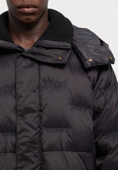 Jachetă puffer neagră cu logo-ul embosat „ICEBERG”, închidere cu fermoar și guler ribb, având un finisaj neted și texturat.