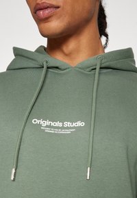 Jack & Jones JORVESTERBRO  zielony