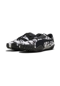 Puma zwart-witte camouflage sneakers met een gestructureerde rubberen zool, slip-on ontwerp en elastische band. Heeft een subtiele logo aan de zijkant.