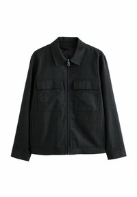 Veste noire à fermeture éclair avec deux poches avant à rabat et poches latérales, manches longues et col sur fond blanc.