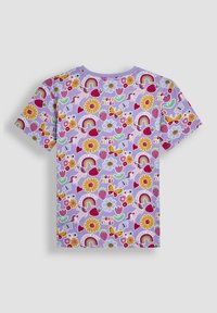 Camiseta de tela morada de manga corta que presenta un vibrante patrón floral y de arcoíris, con mariposas, fresas y unicornios por toda la prenda.