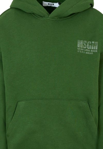 Felpa verde in cotone con tasca frontale, con la scritta "MSGM NEVER LOOK BACK IT'S ALL AHEAD" in stampa metallica sul petto.