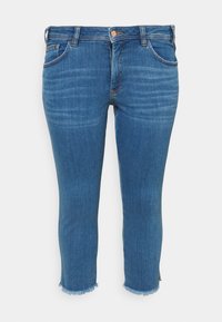 Pantalones vaqueros de mezclilla azul con un ajuste slim, de longitud recortada y con dobladillos deshilachados. Cuenta con el clásico diseño de cinco bolsillos y acentos de hardware en color cobre.