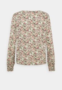 Camicia a maniche lunghe floreale in morbido tessuto verde chiaro, con dettagli intricati di fiori rosa, rossi e marroni, e polsini delle maniche elasticizzati.