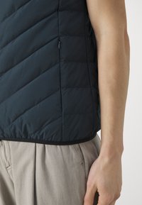EA7 Emporio Armani TRAIN PREMIUM SHIELD VEST - Strukirani kaput - notte