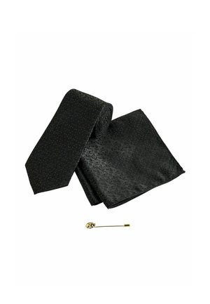 Schwarze gemusterte Seidenkrawatte und passendes Einstecktuch mit einer goldfarbenen Reversnadel in Form eines Schädels darunter.