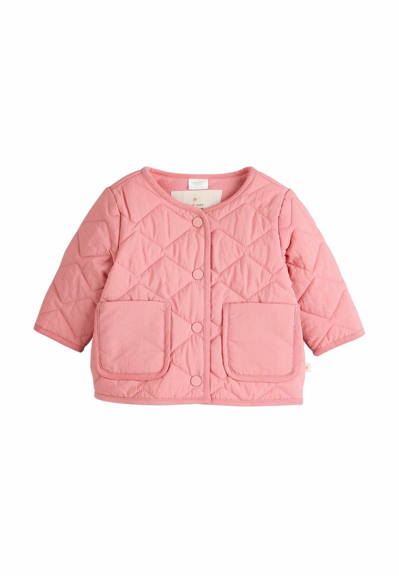 Giacca trapuntata di un delicato rosa, con scollo rotondo, maniche lunghe, bottoni a pressione e due ampie tasche frontali con una texture liscia.